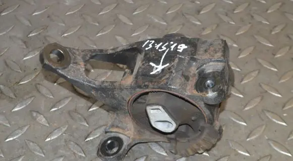 Mazda 6 Engine mount bracket
