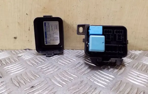 Lexus RX 330 - 350 - 400H Relay mounting block 