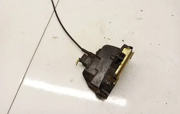 Nissan Primera Rear door lock