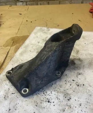 Volkswagen PASSAT B5.5 Engine mounting bracket 8D0199307