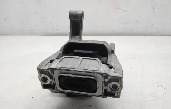 Volkswagen Tiguan Engine mount bracket 5N0199262