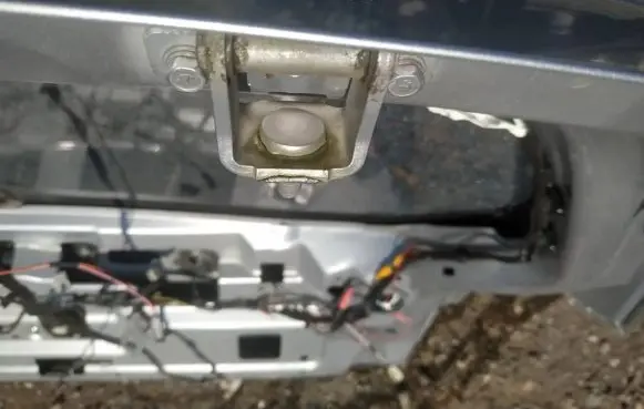 Mitsubishi Outlander Tailgate/trunk/boot hinge