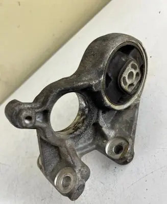 Peugeot 307 Engine mount bracket