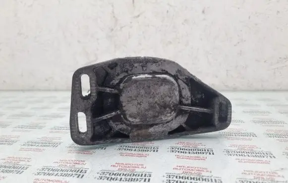 Volkswagen PASSAT B5.5 Engine mounting bracket 8D0199335Q