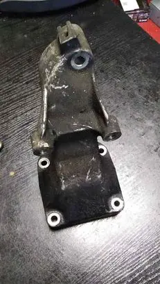 Mercedes-Benz E W211 Engine mounting bracket A6112230704