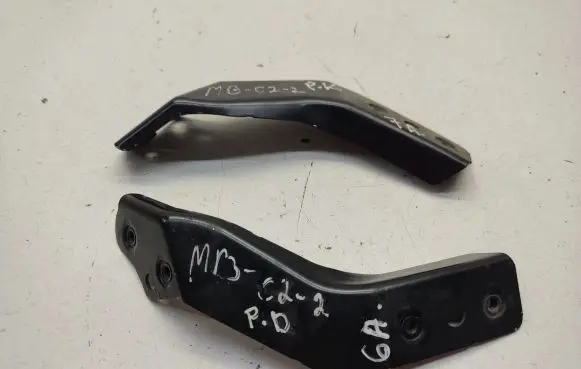Mercedes-Benz C W204 Front bumper mounting bracket A2046200285 A2046200185