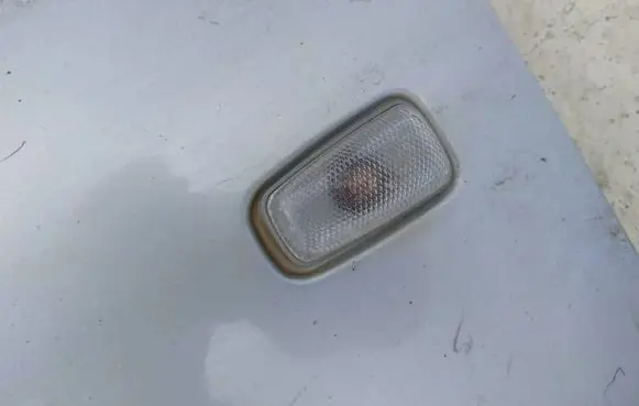 Front fender indicator light