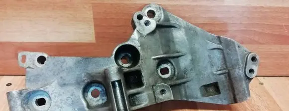 Renault Scenic III - Grand scenic III Generator/alternator bracket 8200669494