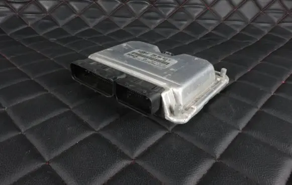 Audi TT Mk1 Engine control unit/module 8N0906018H 26SA7386 0261206795