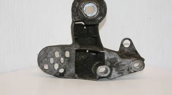 Volkswagen PASSAT B5.5 Engine mounting bracket 4B0199351B