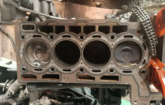 Citroen C4 II Picasso Engine block 