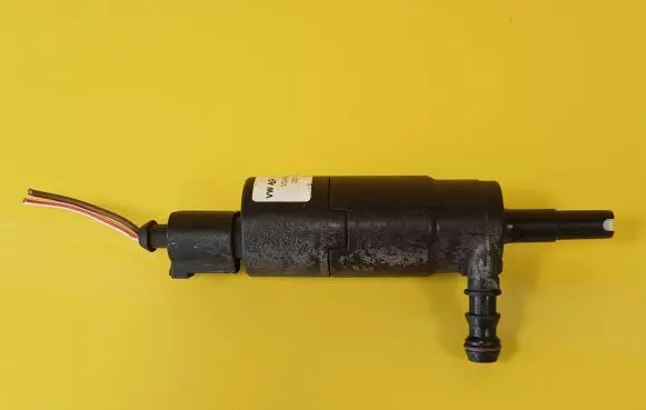 Volkswagen Touran I Headlight washer pump 3B7955681