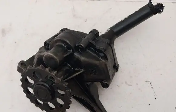 Mercedes-Benz Vito Viano W638 Oil pump 6061810801