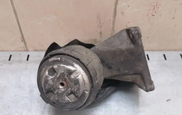 Mercedes-Benz C W202 Engine mount bracket 6042230004