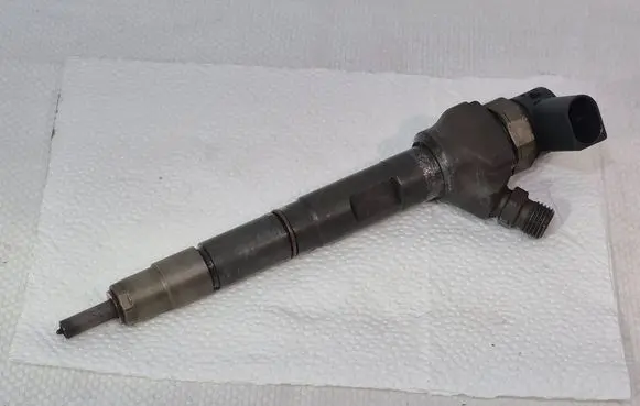 Volkswagen PASSAT B7 Fuel injector 03L130277Q