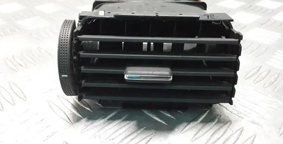 Toyota Avensis T250 Dash center air vent grill