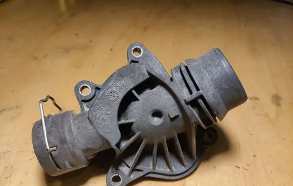 Thermostat/thermostat housing