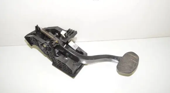 BMW 2 F46 Brake pedal 6856596 35006856596