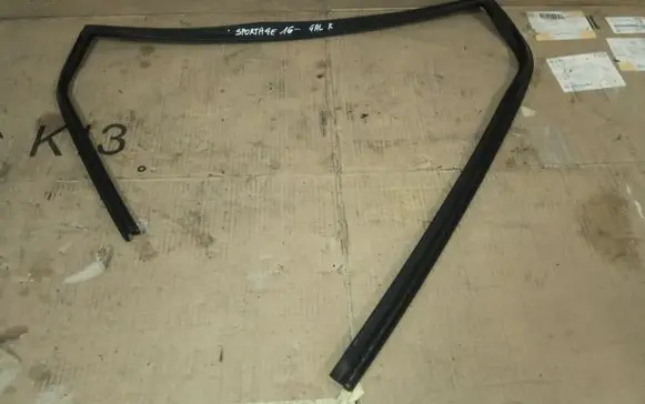 KIA Sportage Rubber seal rear door window/glass 