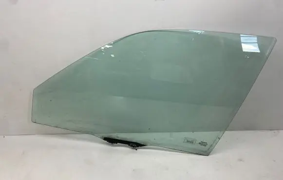 Honda Civic Front door window glass four-door E643R007951