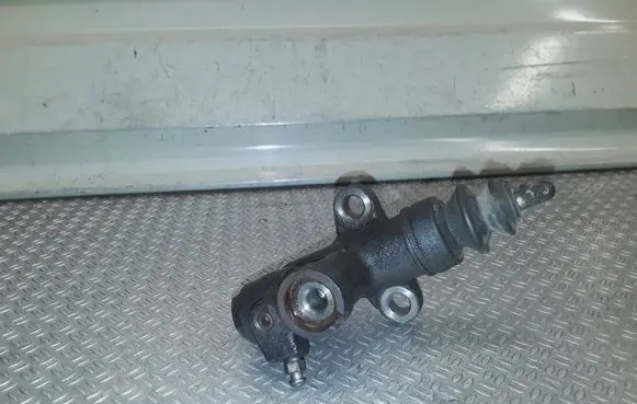 Clutch slave cylinder