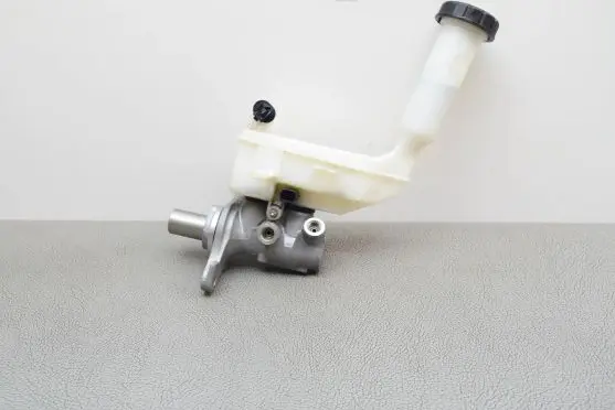 Nissan Juke I F15 Master brake cylinder 32070564