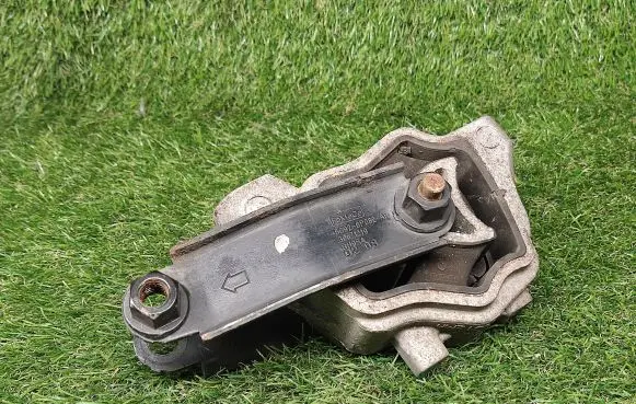 Volvo V70 Engine mount bracket 30671219 6G926P082AB