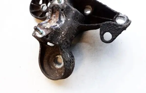 Volkswagen PASSAT B5 Engine mounting bracket 4b0199351b