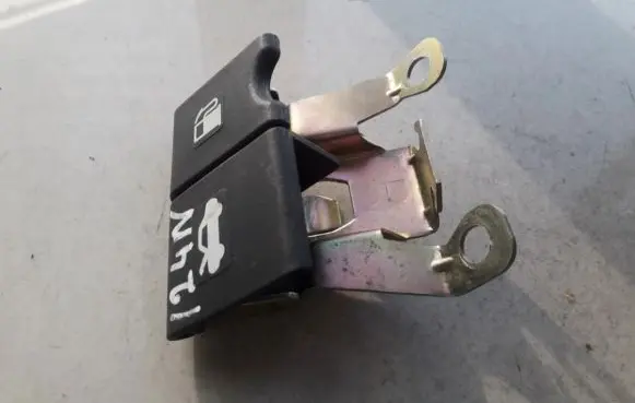 Nissan Note (E11) Engine bonnet (hood) release handle