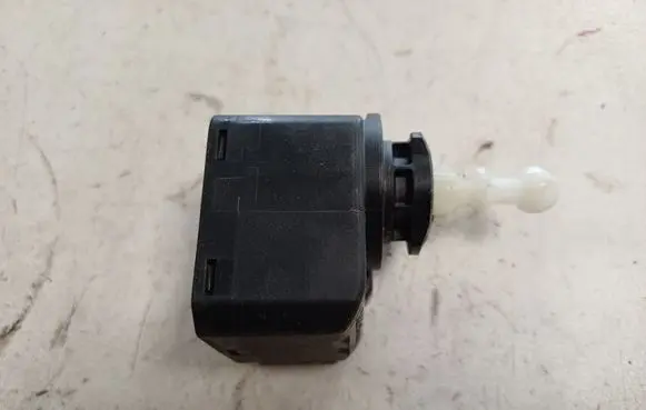 Volkswagen Golf V Headlight level adjustment motor 00883000