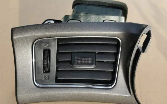 Nissan Pulsar Dashboard side air vent grill/cover trim 687613ZPOA