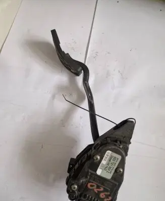 Accelerator throttle pedal