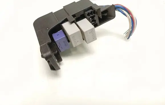 Toyota Avensis T270 Relay mounting block 9008087019 2830028010 1567002300