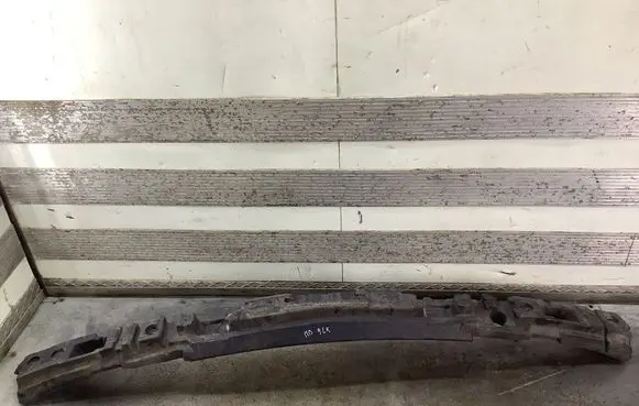 Mercedes-Benz GL X164 Front bumper foam support bar A1648850537
