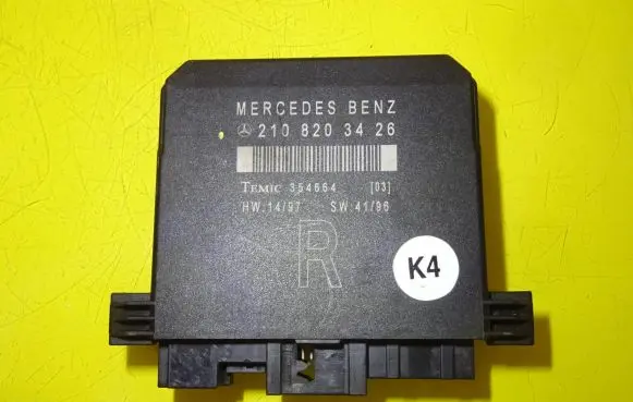 Mercedes-Benz E W210 Door control unit/module 2108203426
