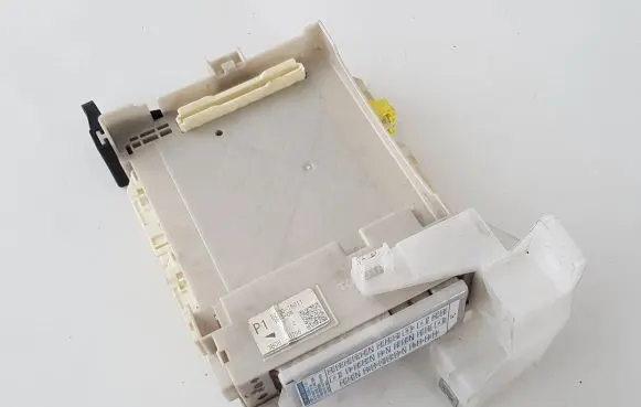 Lexus CT 200H Fuse module 8273076011 36750W 3B080756