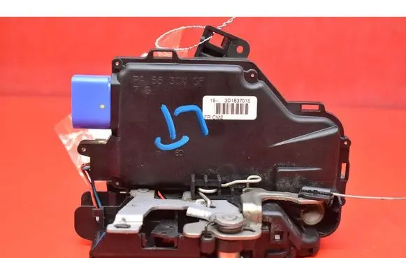 Volkswagen Golf IV Front door lock 3D1837015