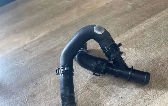 Porsche Macan (95B) Engine coolant pipe/hose 95B121049