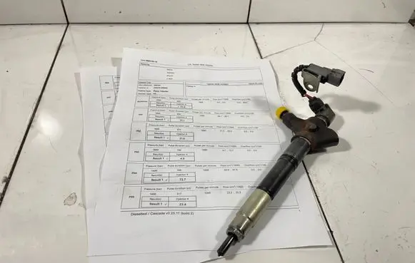 Toyota Avensis T250 Fuel injector 236700R041
