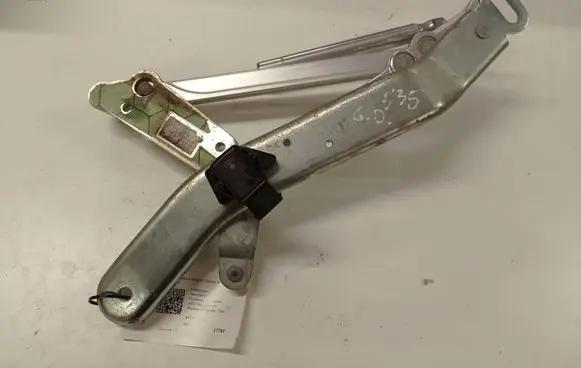 Volkswagen Phaeton Tailgate/trunk/boot hinge 3D5827582A