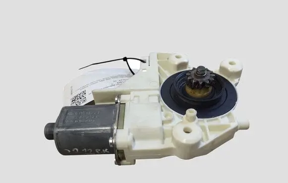 Ford Focus Front door window regulator motor 0130822217 4M5T14A389 995208101