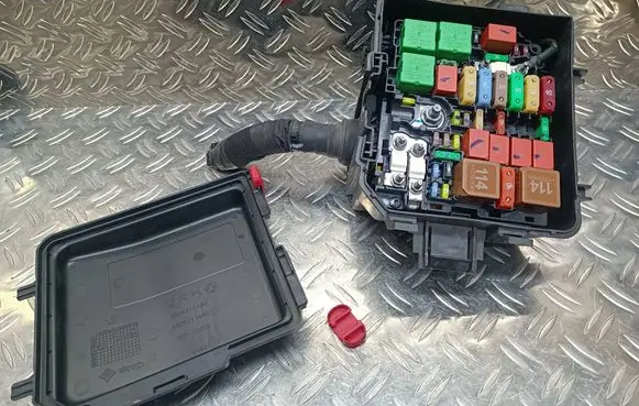 Peugeot 208 Fuse box set 9824510780 4446 9826717980