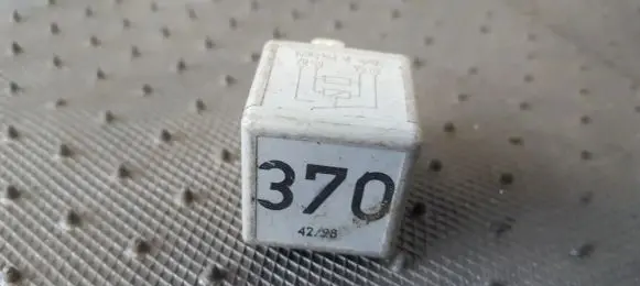 Volkswagen PASSAT B5.5 Other relay 8D0951253 V23134-J52-X300