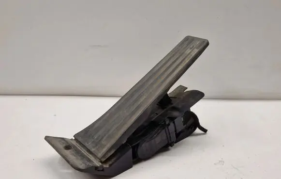 BMW 1 F20 F21 Accelerator throttle pedal 6853176