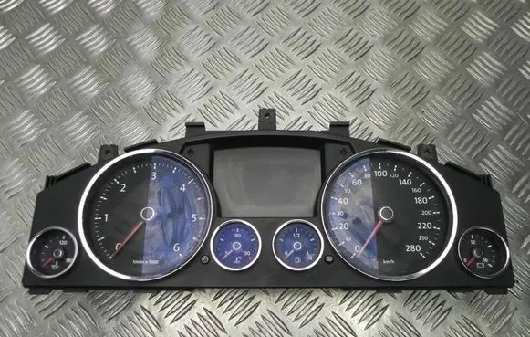 Volkswagen Touareg I Speedometer (instrument cluster) 7L6920890K