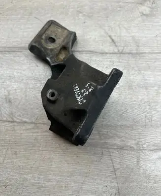 Land Rover Discovery 3 - LR3 Engine mounting bracket 4H226037AA KKU500590 C962A