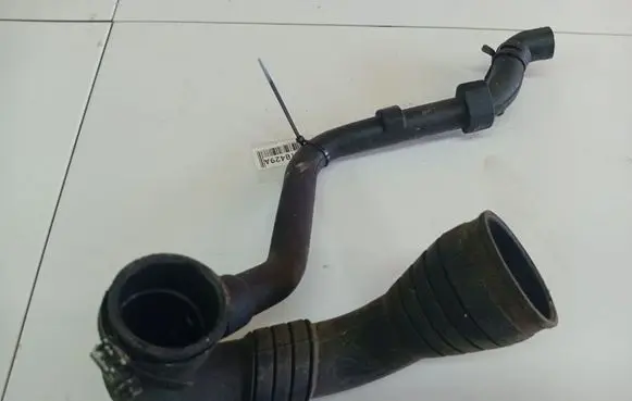 Volkswagen PASSAT B5 Air intake hose/pipe 8D0129615A