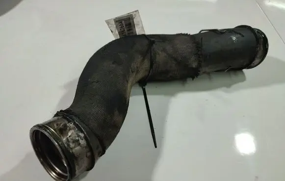 Volkswagen Touareg I Intercooler hose/pipe