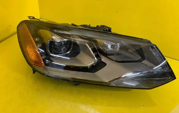 Volkswagen Touareg II Headlight/headlamp 7P1941752