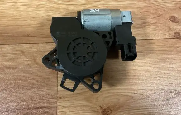 Mazda 3 I Rear door window regulator motor G22C5858X TD776519 CM011750